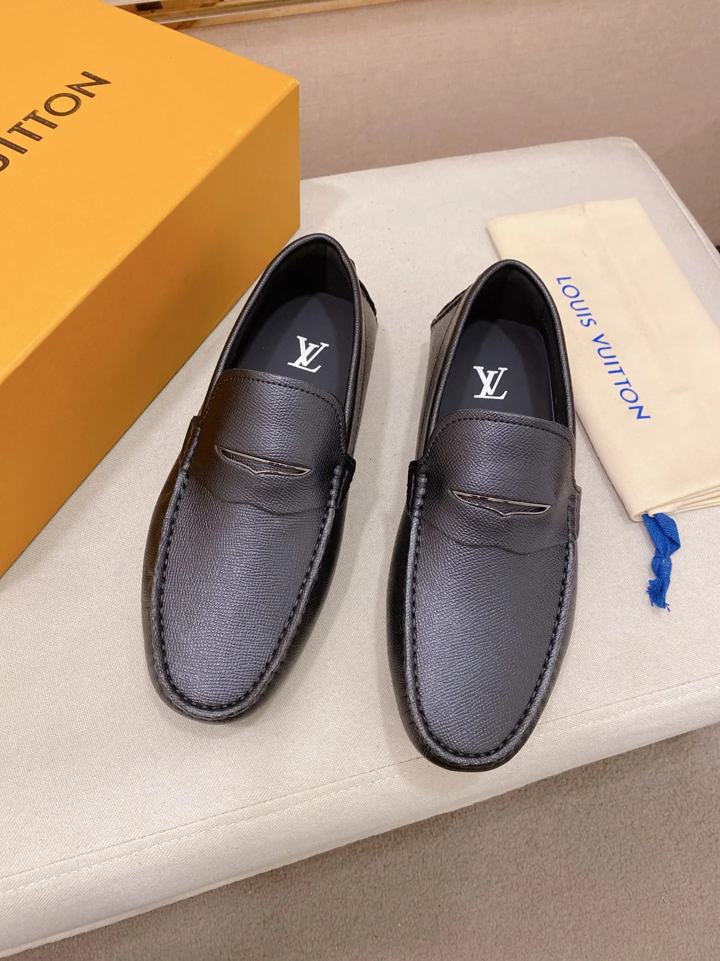 Factory price: 500💰High-end quality! LV 🆕🆕Exclusive hot-selling products in stock🔥🔥New products on the shelves, high-quality Ferragamo men's pea shoes, high-end casual driving shoes, with complete packaging! 💪 💪 Material: imported first-layer cowhide 🐂 + imported high-quality buffalo leather lining + wear-resistant outsole 👍🏻👍🏻 Features: high-end and comfortable, purely handmade 🚀 🚀 Create the perfect shoes that suit you best 🔥 🔥 Size: (38-44) 45 standard size can be customized!